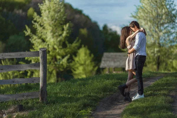 Mooi jong paar in liefde buiten — Stockfoto