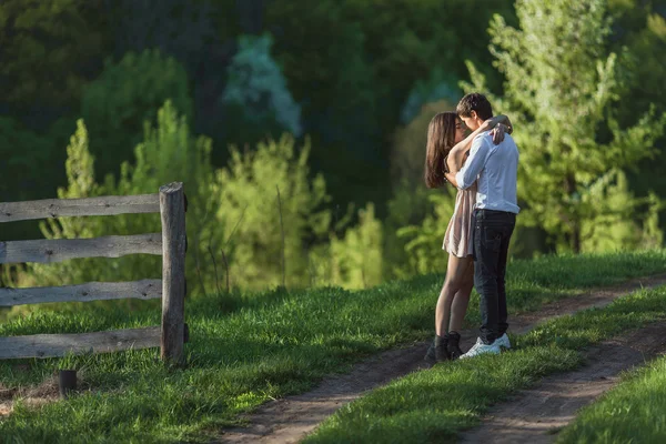 Pasangan muda yang cantik jatuh cinta di luar ruangan — Stok Foto