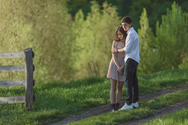 Beau jeune couple amoureux en plein air — Photo