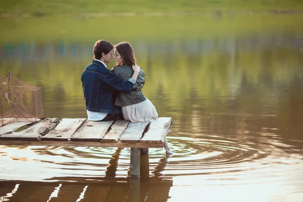 Hermosa pareja joven en el amor al aire libre — Foto de Stock