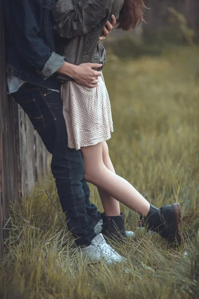 Красивая молодая пара влюблена на открытом воздухе — стоковое фото