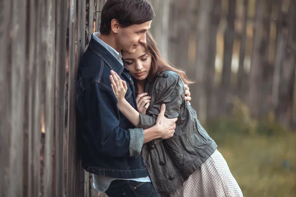 Mooi jong paar in liefde buiten — Stockfoto