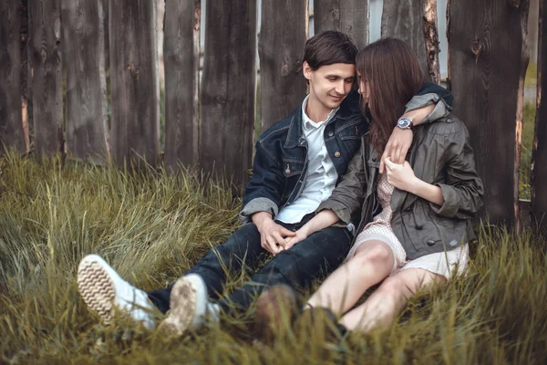 Belo jovem casal apaixonado ao ar livre — Fotografia de Stock