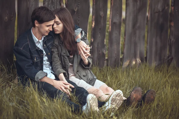 Beau jeune couple amoureux en plein air — Photo