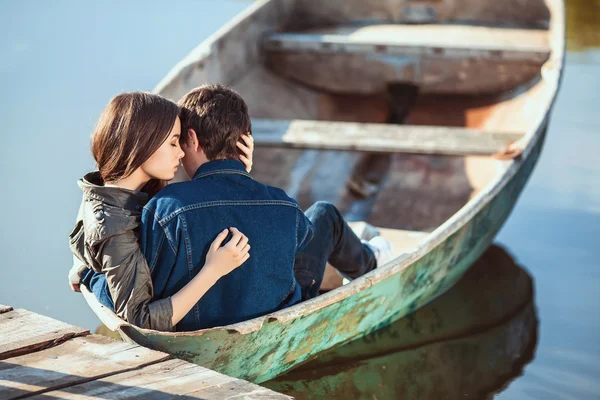 Beau jeune couple amoureux en plein air — Photo