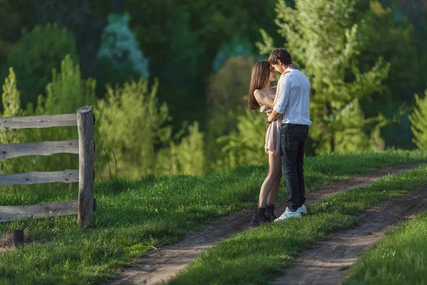 Beau jeune couple amoureux en plein air — Photo