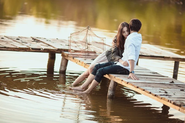 Mooi jong paar in liefde buiten — Stockfoto