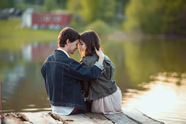 Beau jeune couple amoureux en plein air — Photo