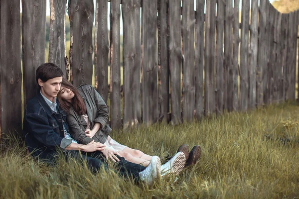 Beau jeune couple amoureux en plein air — Photo