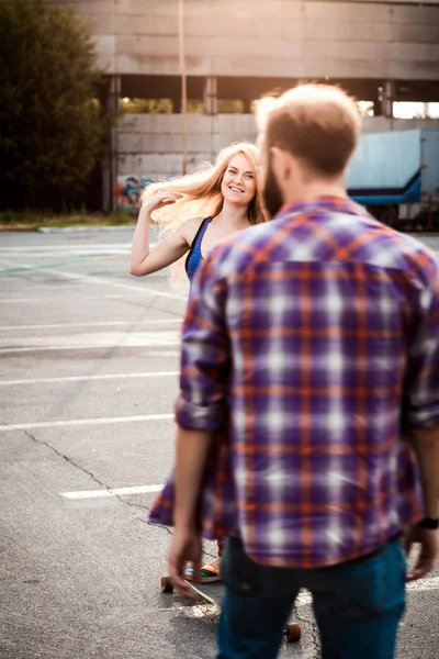 Jeune couple tiennent skateboard à l'extérieur — Photo