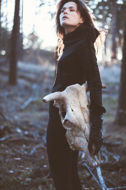 Gece ormanda kafatası ile genç cadı