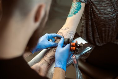 Dövmeci dövme yapar. Portre