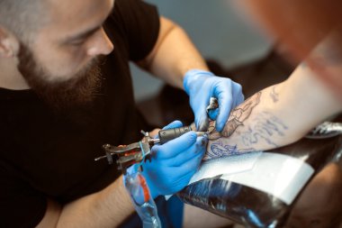 Dövmeci dövme yapar. Portre