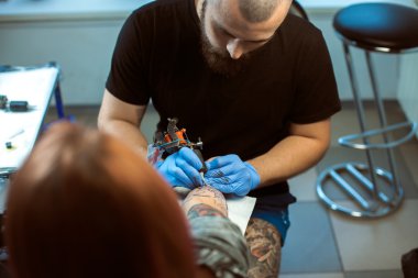 Dövmeci dövme yapar. Portre