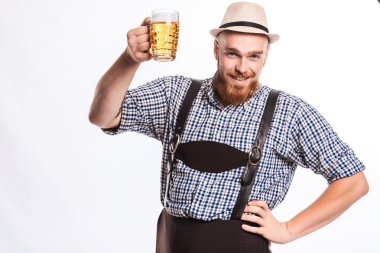 Deri pantolon ile mutlu gülümseyen adam oktoberfest bira cam tutar. Beyaz arka plan üzerinde izole