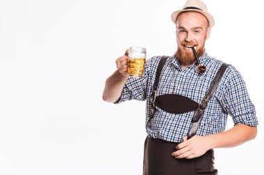 Oktoberfest bira cam deri pantolon (lederhose) ile mutlu gülümseyen adam tutar
