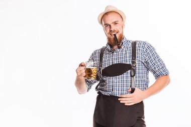 Oktoberfest bira cam deri pantolon (lederhose) ile mutlu gülümseyen adam tutar