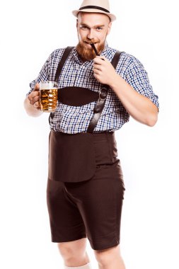 Oktoberfest bira cam deri pantolon (lederhose) ile mutlu gülümseyen adam tutar
