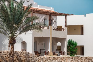 palmiye ağaçları ve mavi gökyüzü ile lüks Mısır otel