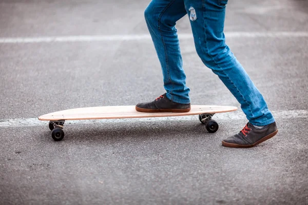 Młody deskorolkarz nogi skateboarding w skate park — Zdjęcie stockowe