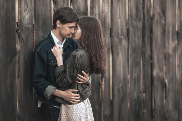 Beau jeune couple amoureux en plein air — Photo