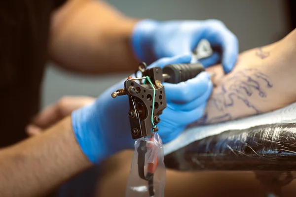 O tatuador faz uma tatuagem. Fechar. — Fotografia de Stock