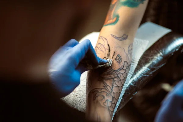 世界各国纹身师使一个纹身。特写 — 图库照片