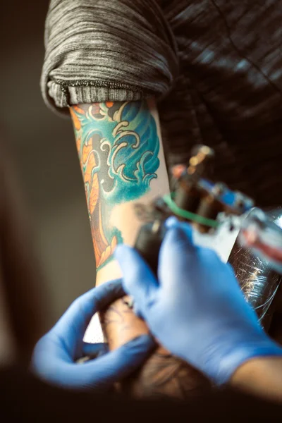 Il tatuatore fa un tatuaggio. Primo piano — Foto Stock