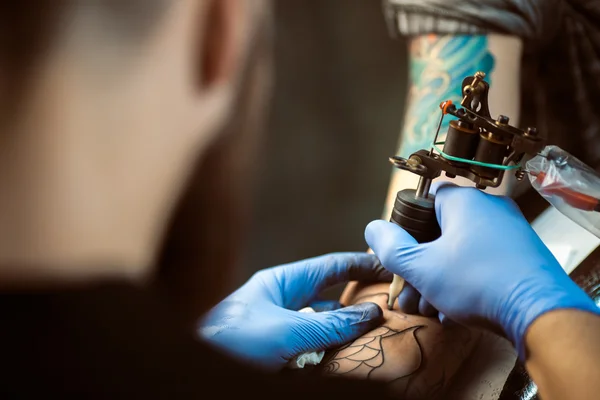 El tatuador hace un tatuaje. Primer plano. — Foto de Stock