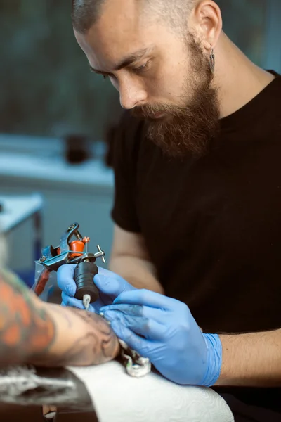 Tatuerare gör en tatuering. Närbild — Stockfoto