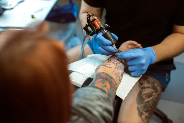 Tattooist sprawia, że tatuaż. Zbliżenie — Zdjęcie stockowe