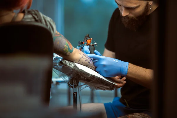 世界各国纹身师使一个纹身。特写 — 图库照片