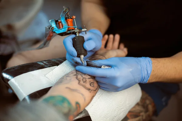 Tatuerare gör en tatuering. Närbild — Stockfoto