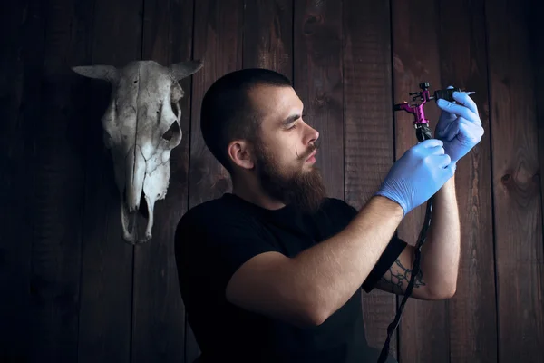 Tattooist dělá tetování. Closeup — Stock fotografie