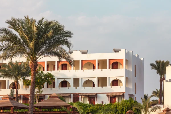 Hotel egípcio de luxo com palmeiras e céu azul — Fotografia de Stock