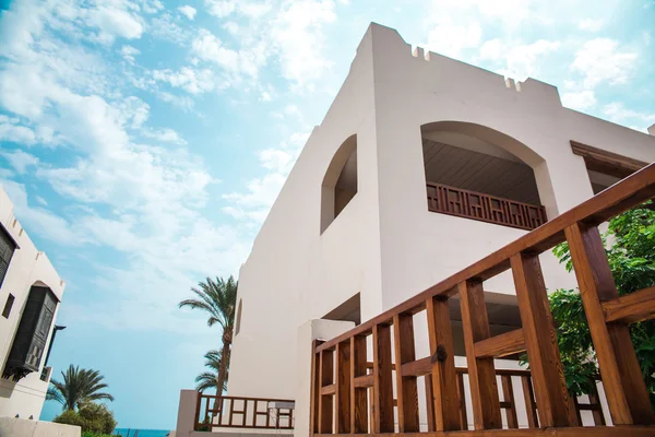 palmiye ağaçları ve mavi gökyüzü ile lüks Mısır otel