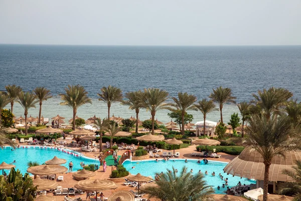 Ägyptisches Luxushotel mit Palmen und blauem Himmel — Stockfoto