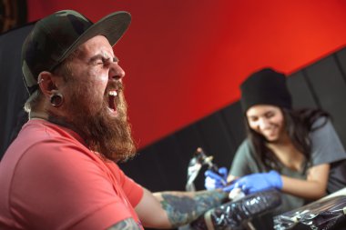 Güzel esmer kız dövme yapar