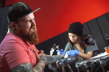 Güzel esmer kız dövme yapar