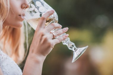 güzel bir kadın içme