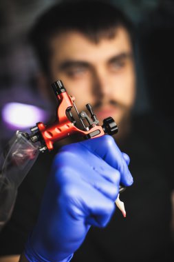 dövmeci dövme yapar