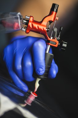 dövmeci dövme yapar