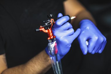 dövmeci dövme yapar