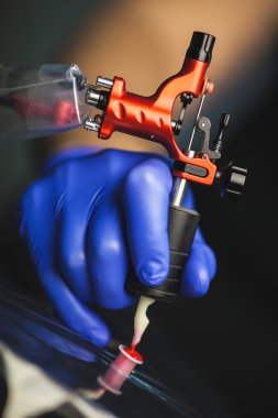 dövmeci dövme yapar