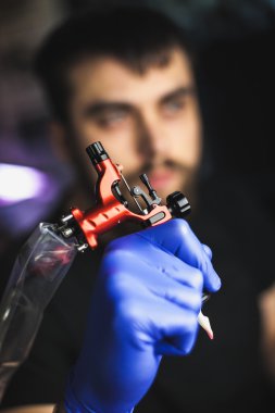 dövmeci dövme yapar