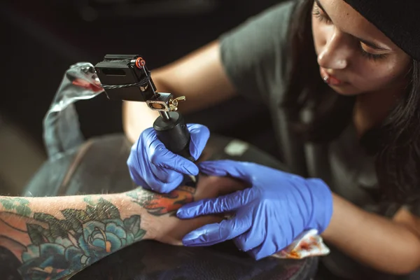 Menina morena bonita faz tatuagem — Fotografia de Stock