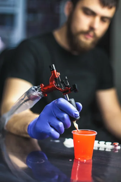 Tattooist tesz egy tetoválás — Stock Fotó