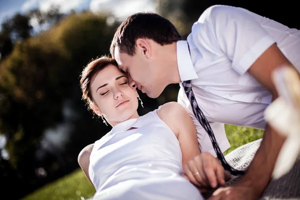 Beautiful young wedding couple — Stock Photo, Image