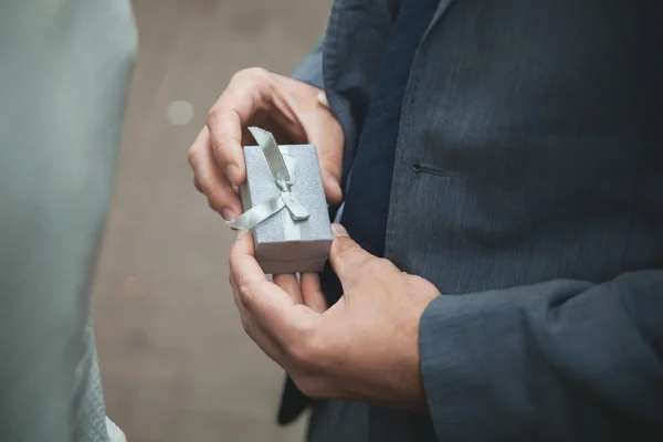 Man bedrijf doos met ring — Stockfoto