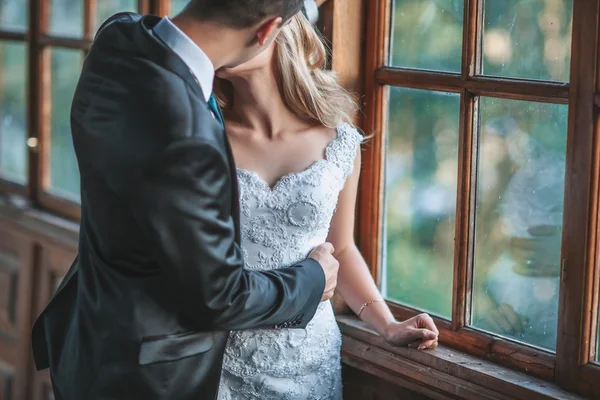 Schönes Hochzeitspaar — Stockfoto